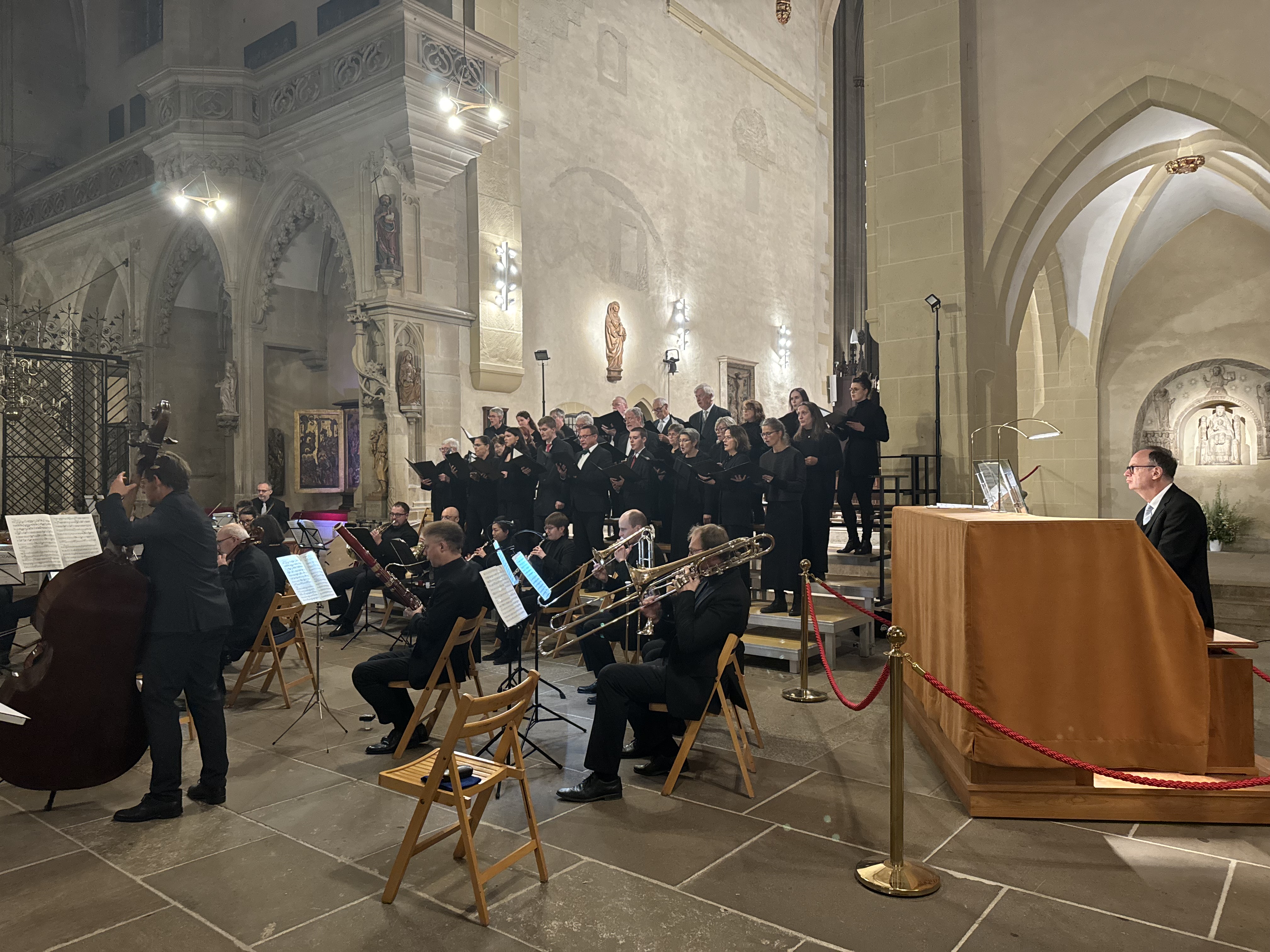 Domchor und Orchester, mit Zentralspieltisch der Orgel