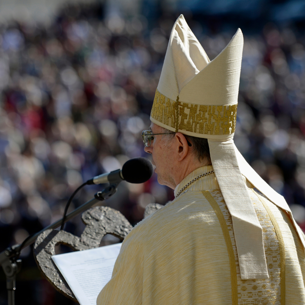 Bischof Wanke am Mikro, im Hintergrund Menschen auf Domplatz