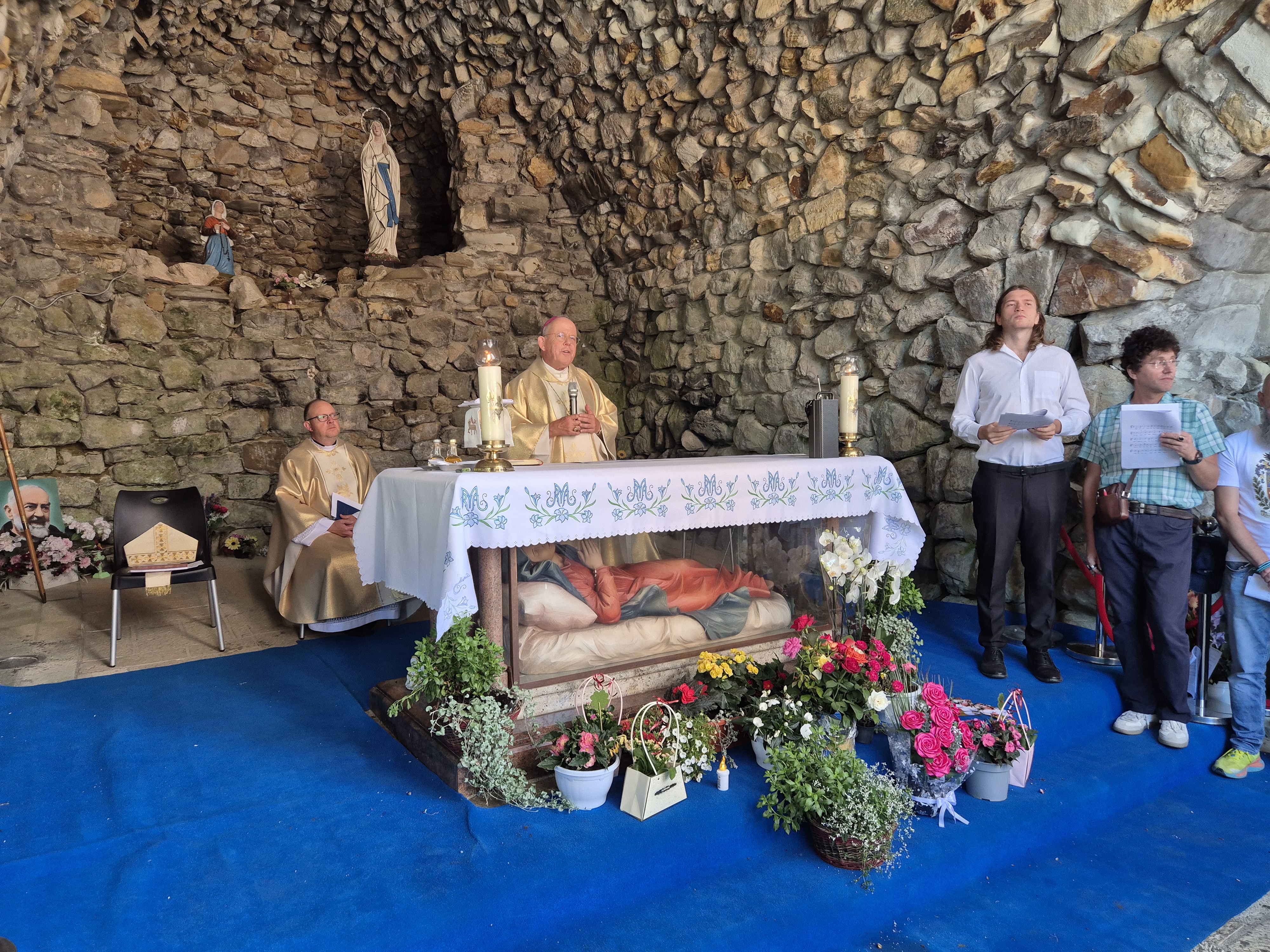 Messe für die deutschsprachigen Pilger:innen an der Lourdesgrotte