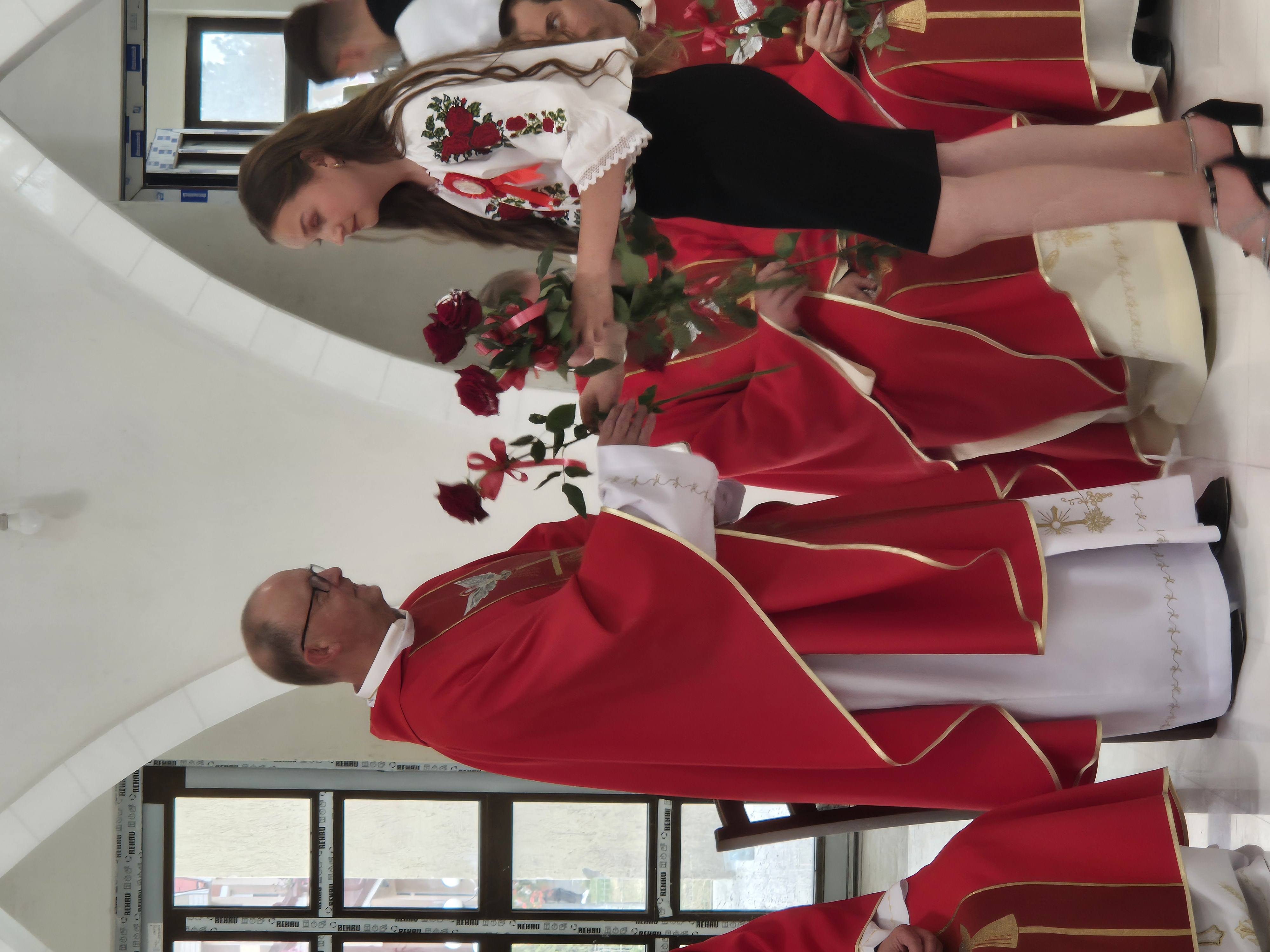 Nach dem Gottesdienst gab es Blumen für alle Konzelebranten