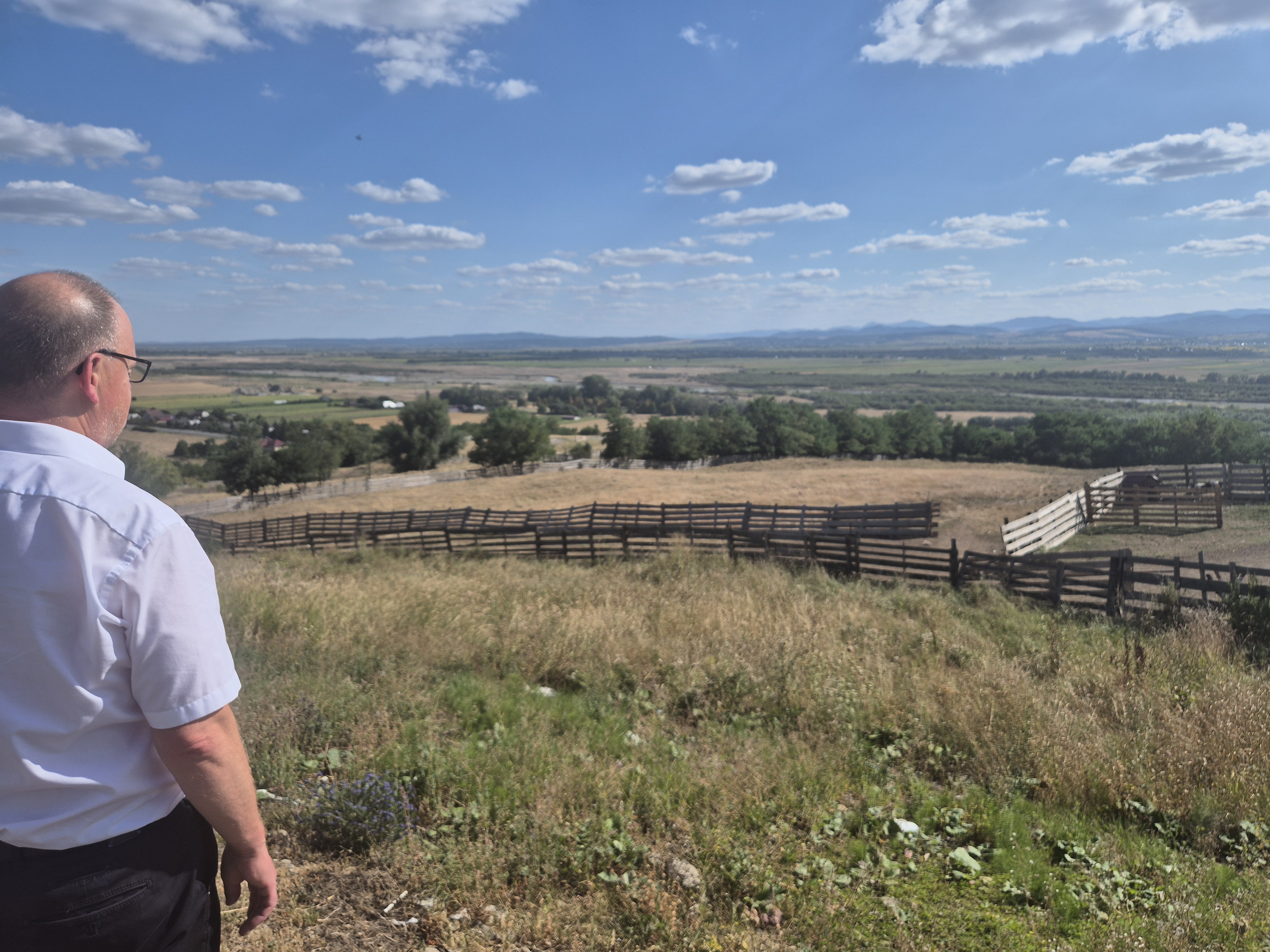 Propst Marcellus Klaus genießt den Blick ins Land. Die Sicht ist üebr die Bukowina bis zu den Karpaten möglich.