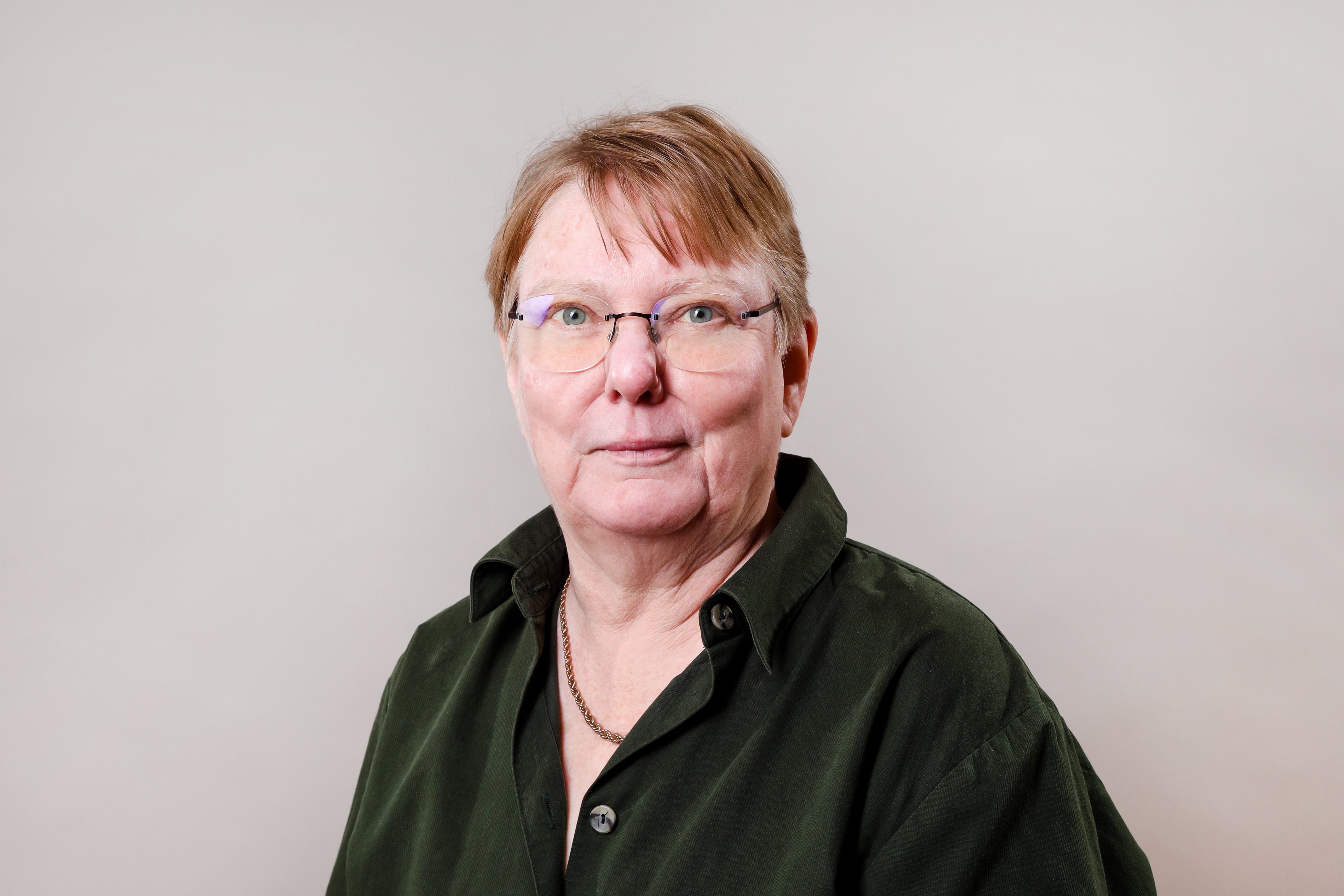 Frau mit kurzen Haaren und Brille