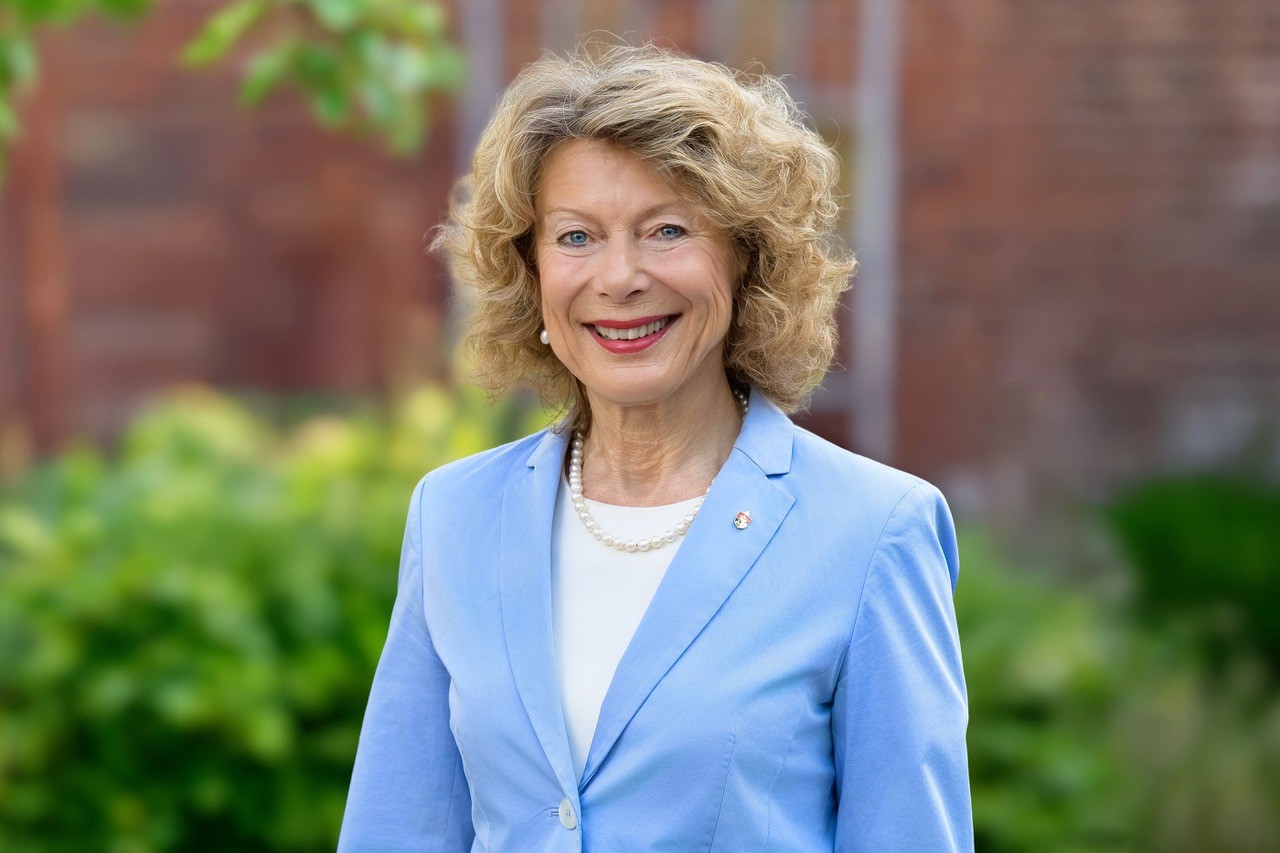 	Frau mit hellen Haaren und Blazer