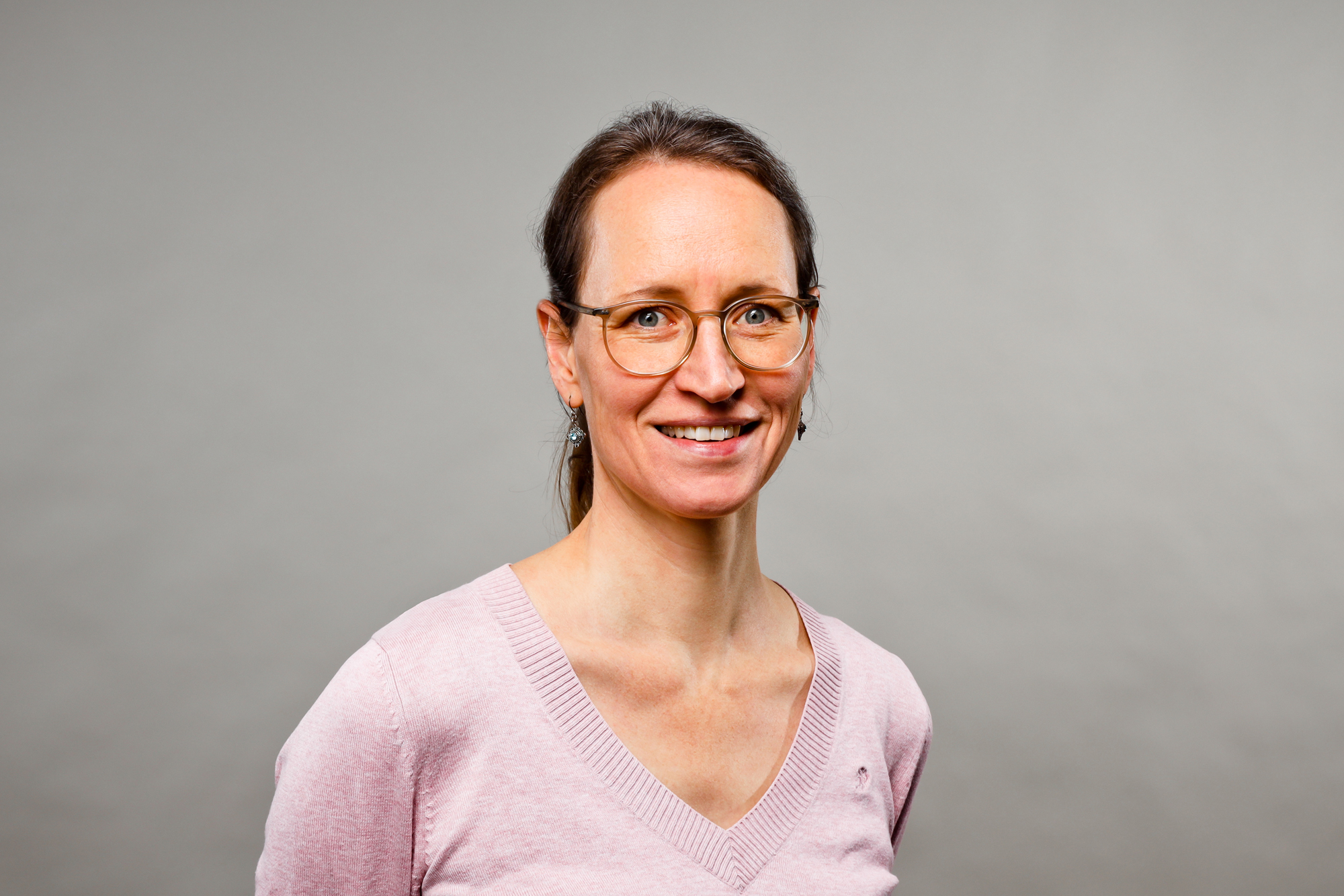 Frau mit Brille und langen Haaren