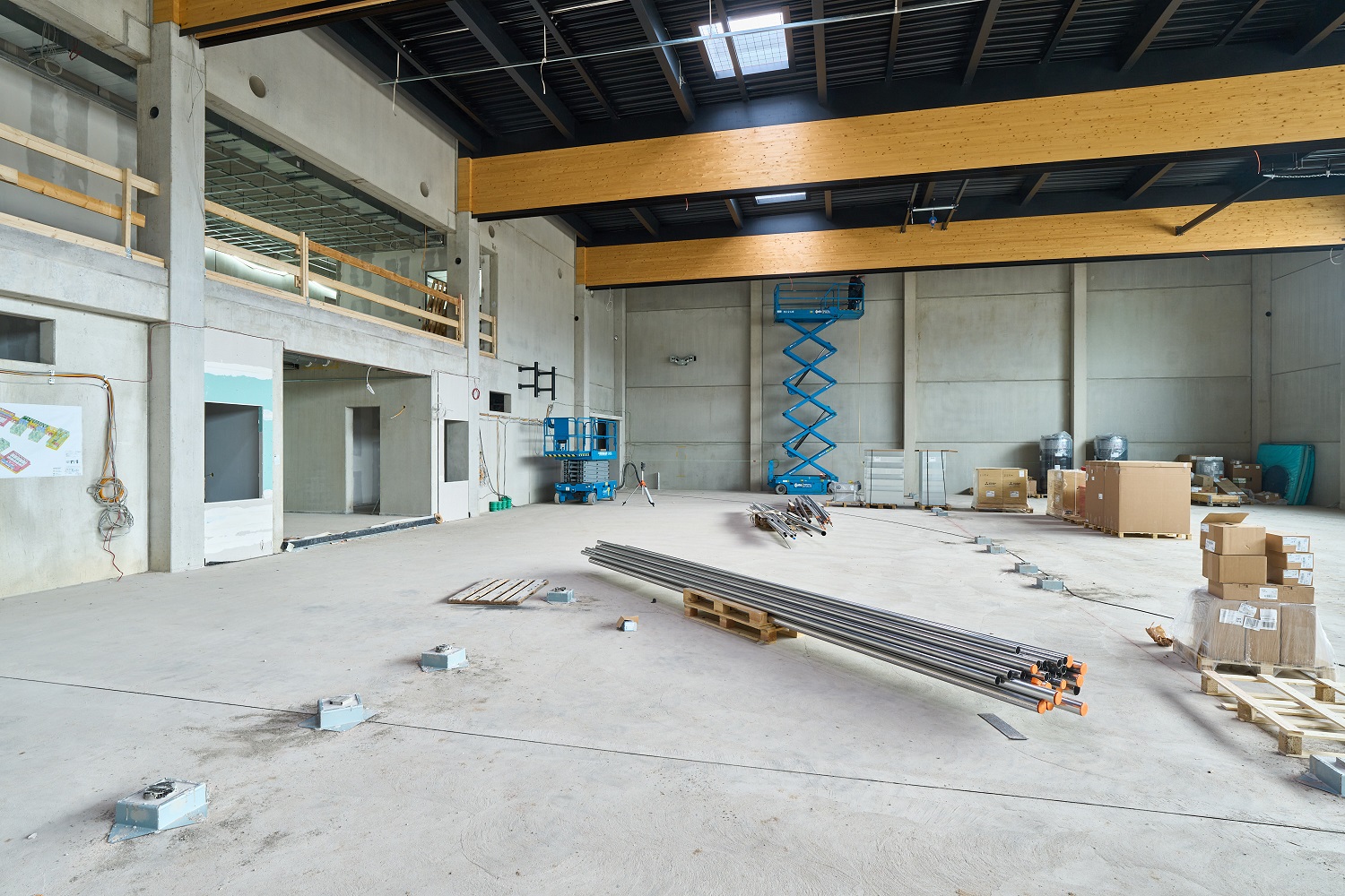 	großer Raum mit Decke und Fenstern an der Seite