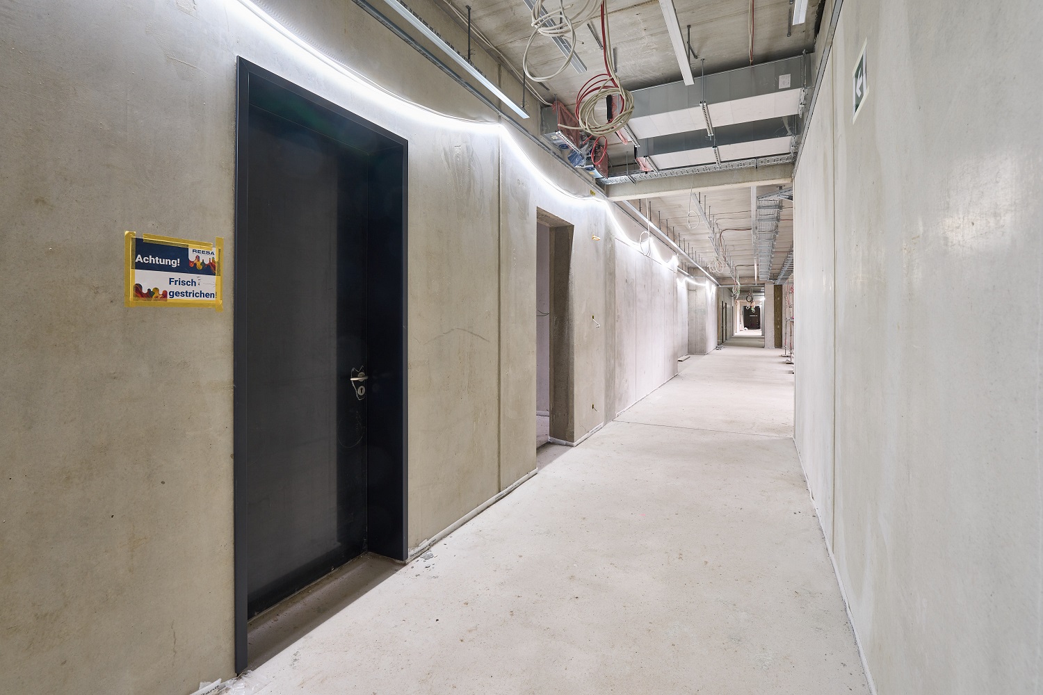 	Flur mit verputzten Wänden und Türen