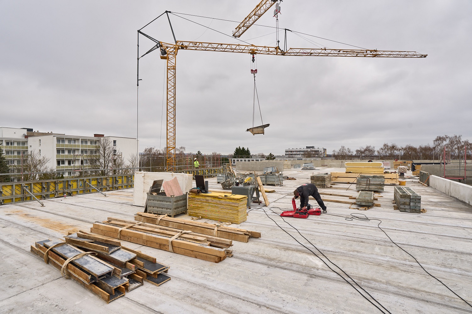 	Blick auf das Dach mit Kran