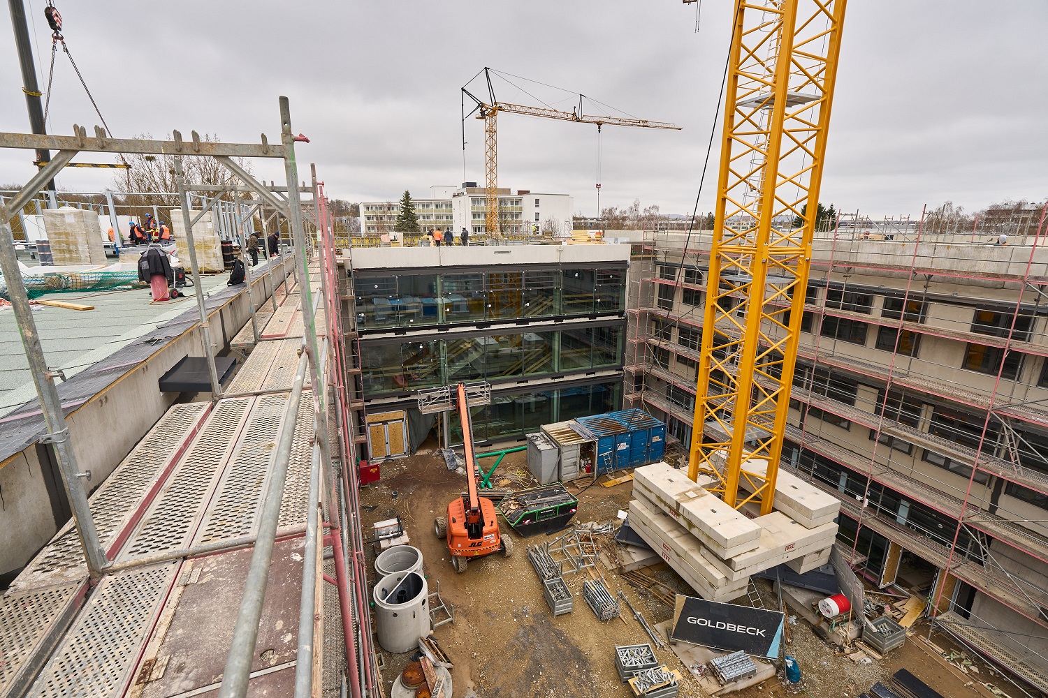 	Schulgebäude von Außen mit Fensterfront und Kran davor