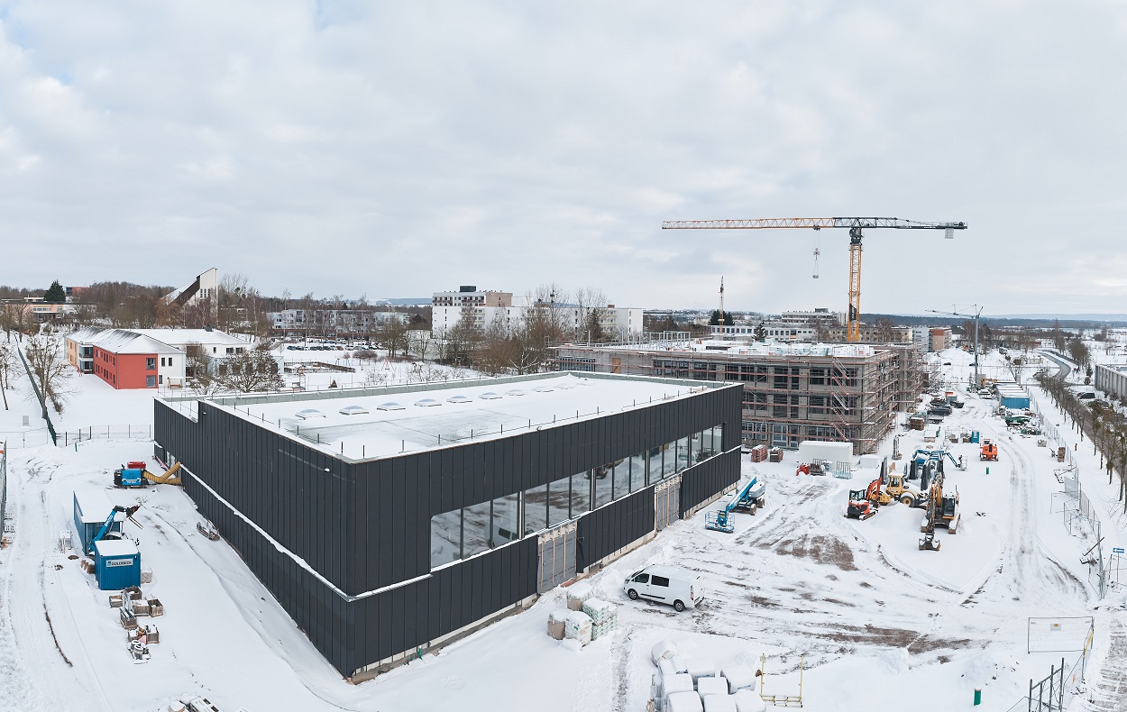 	Außenansicht linkes Teil Schulgebäude mit schwarzer Verkleidung und Fenstern