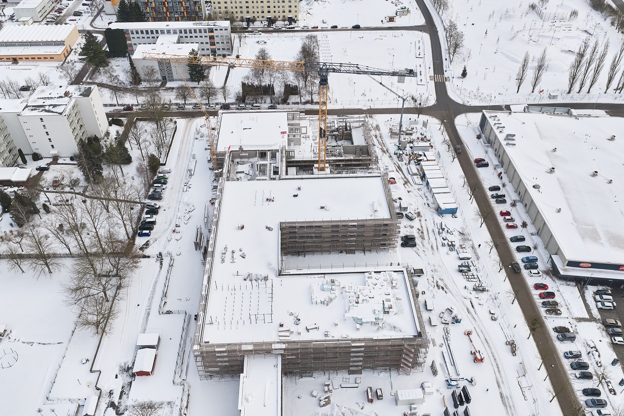 	Ansicht von oben auf das Schulgebäude im Schnee