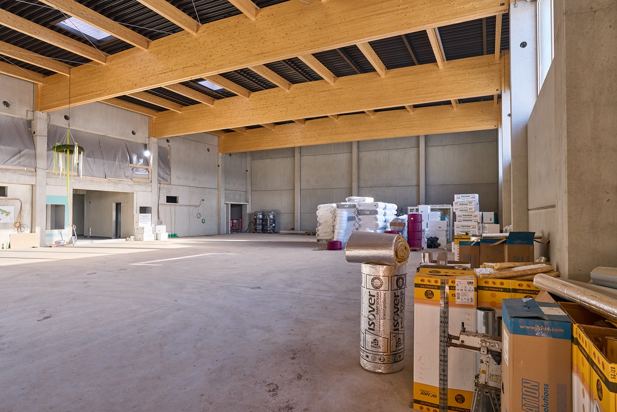 	Innenansicht großer Raum mit Holzdecke und Richtkranz