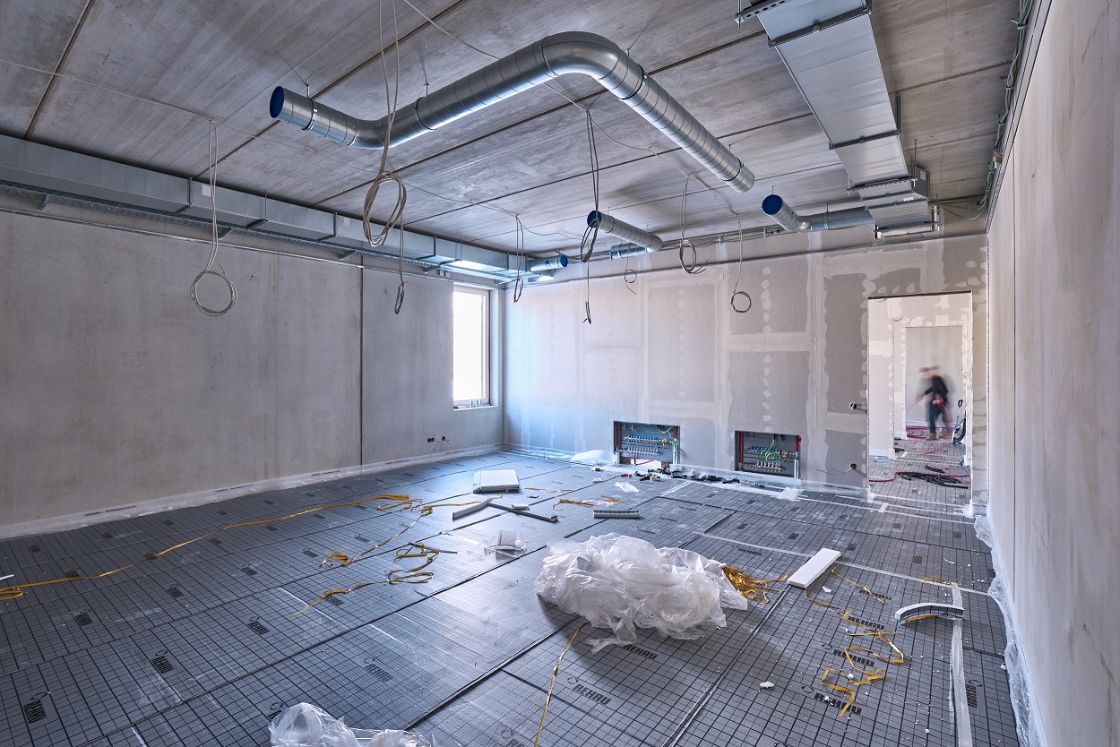 	Raum Innen, Rohre an der Decke, Fußbodenaufbau Rohbau