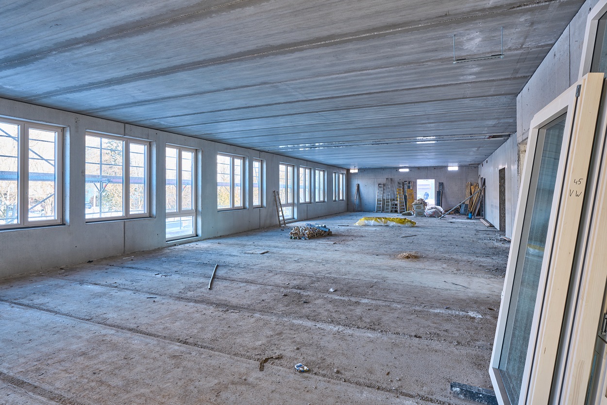 	großer Raum Innen, verputze Decke, Estrich und Fenster