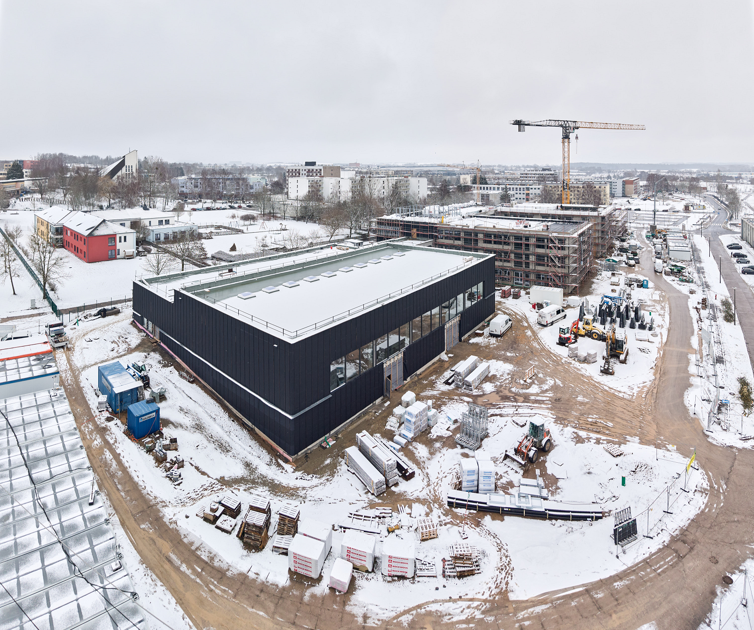 	Schulegebäude von außen mit dunkler Fassade