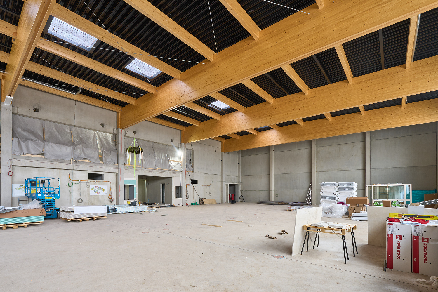 	großer Raum von innen mit Holzverkleidung und dunkler Decke