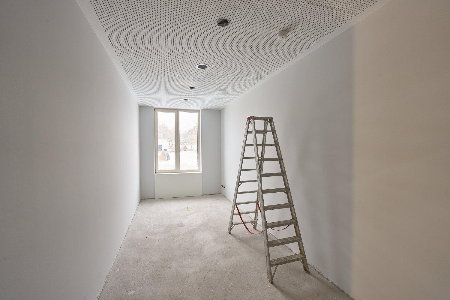 	Weißer Raum mit Leiter