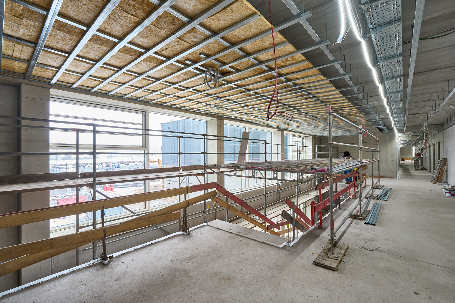 	große Treppe, Trockenbauschienen und Holzplatten an der Decke