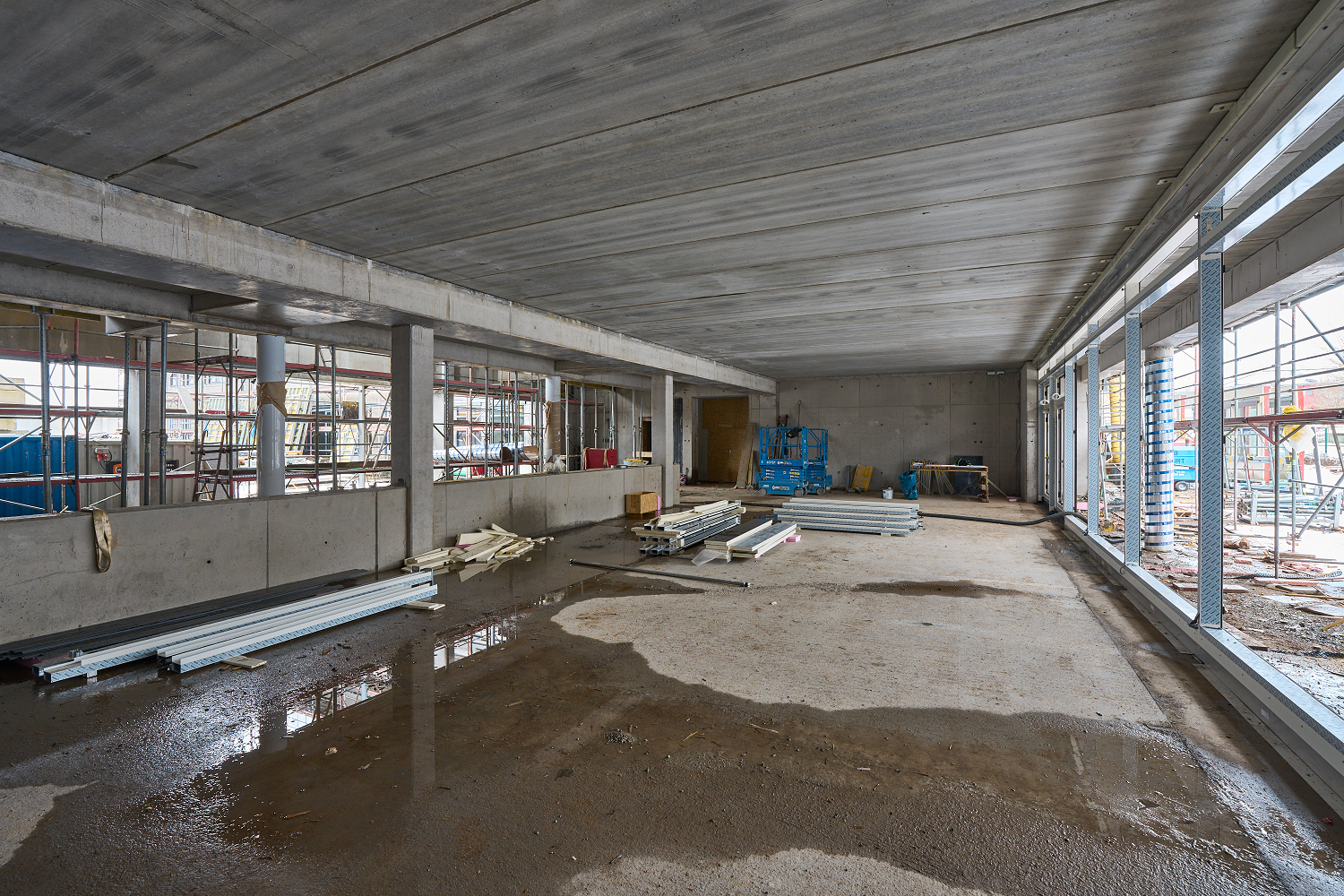 	großer Raum mit verputzten Wänden