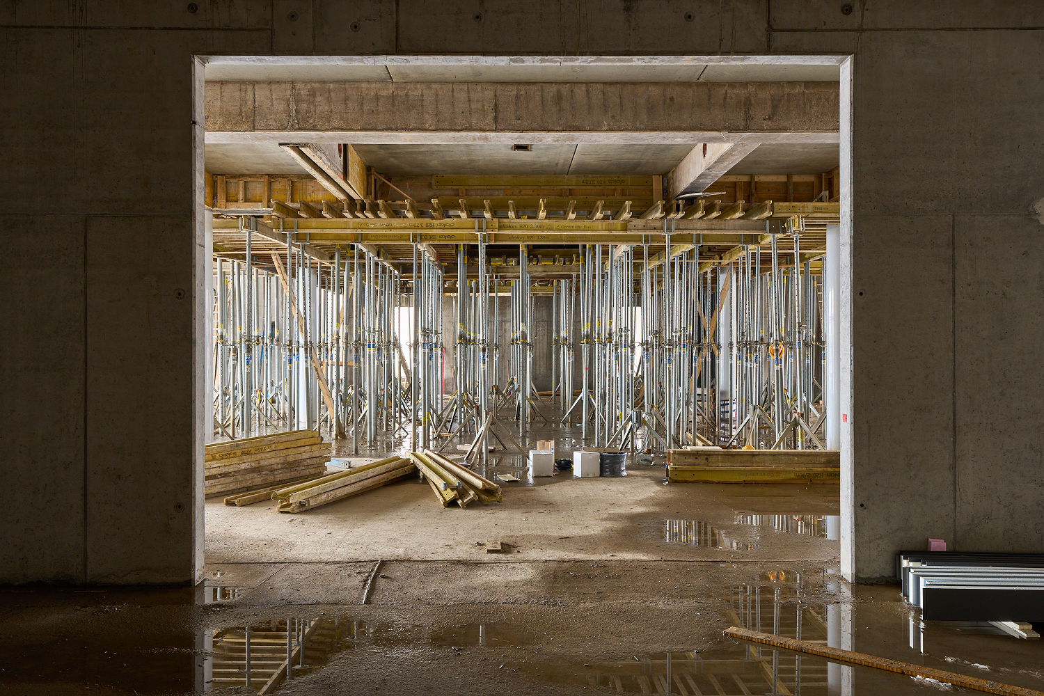 	Deckenstützen in Raum