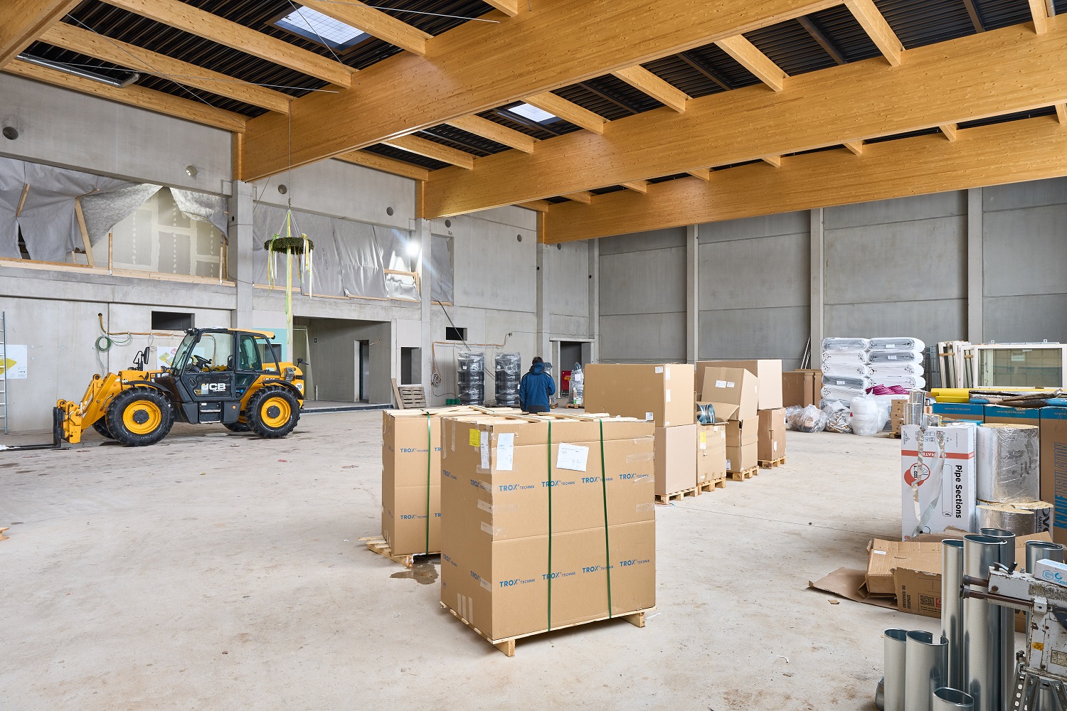 	Innenansicht großer Raum, hohe Decke mit Holz