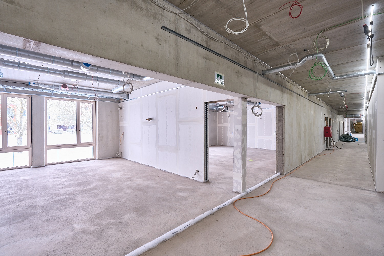 	Innen, verputze Wände, Kabel hängen von der Decke