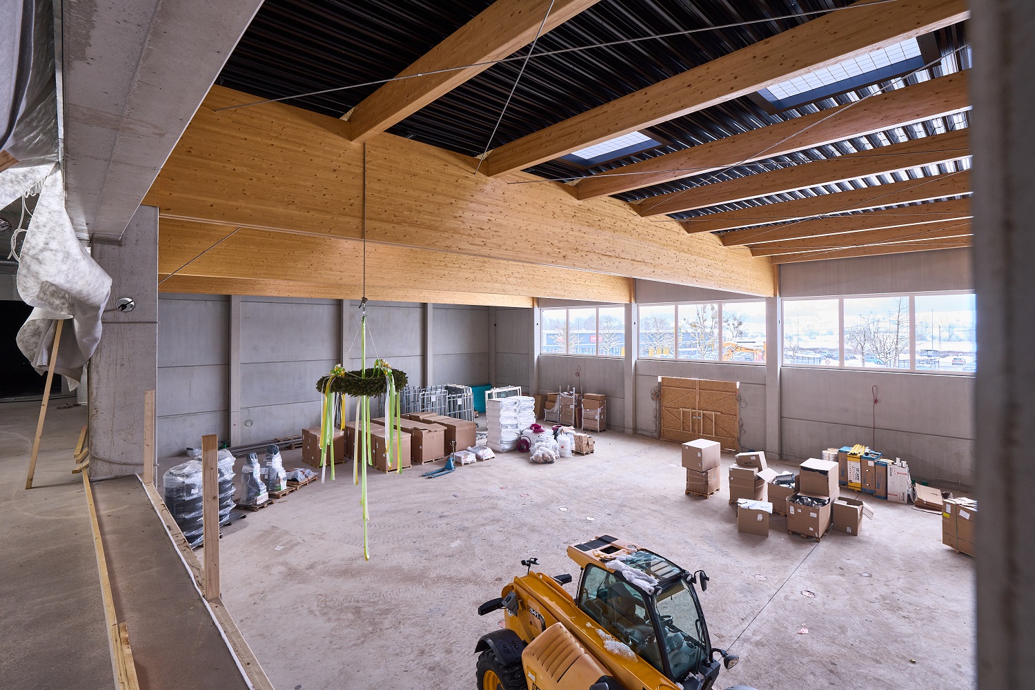 	großer Innenraum, Richtkranz an Decke mit Holz