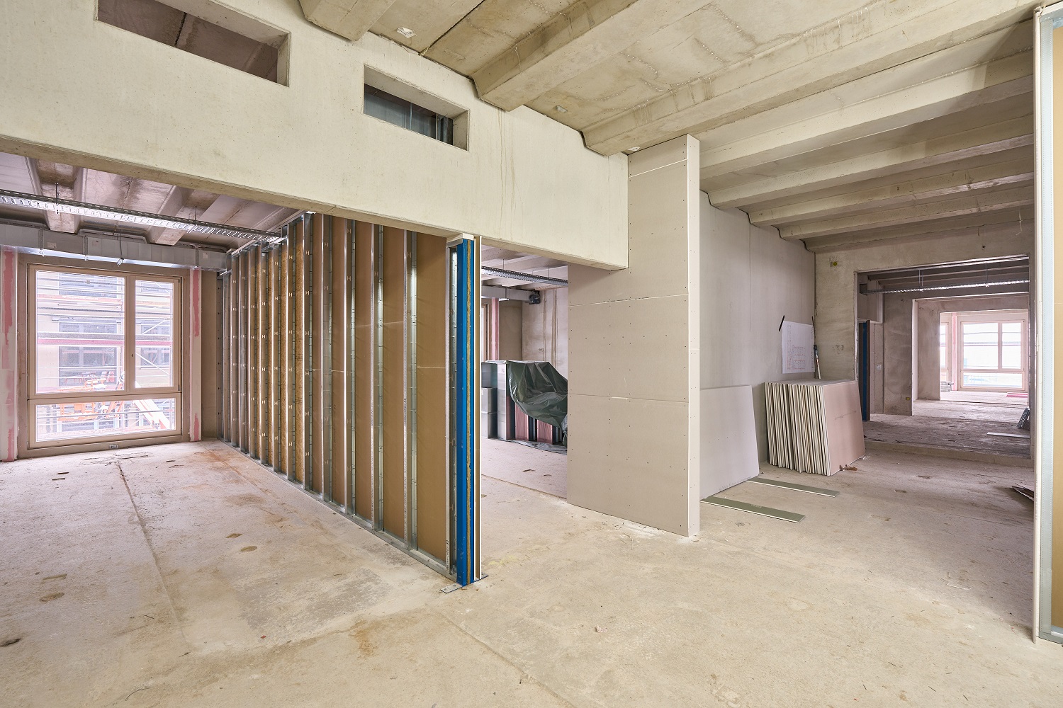 	Innenraum mit Fenster und Trockenbau