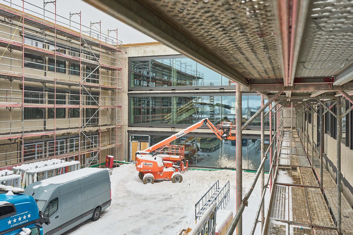 	große Fensterfront und Baugerüst von außen