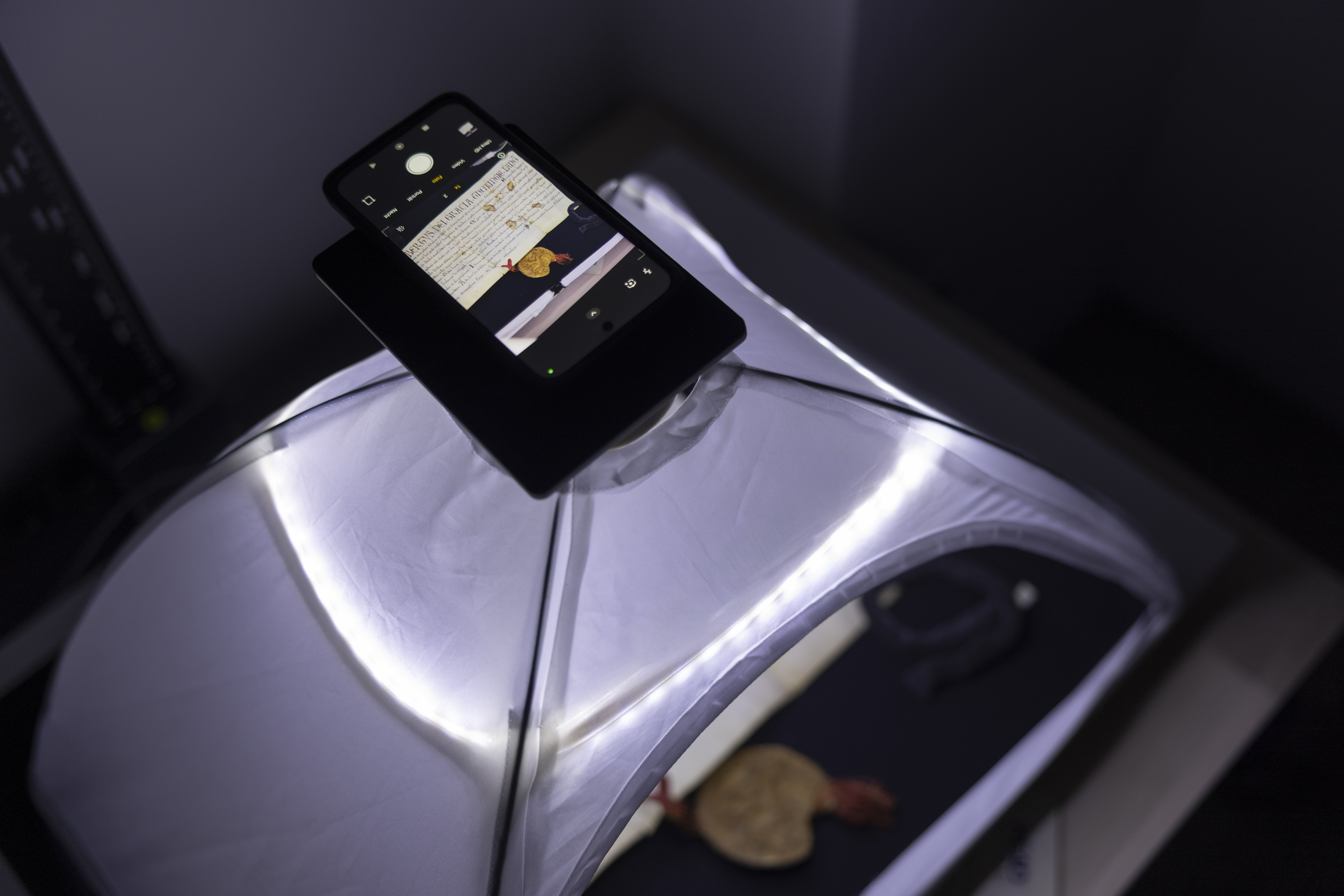 Smartphone auf einem Lesegerät mit Lampe