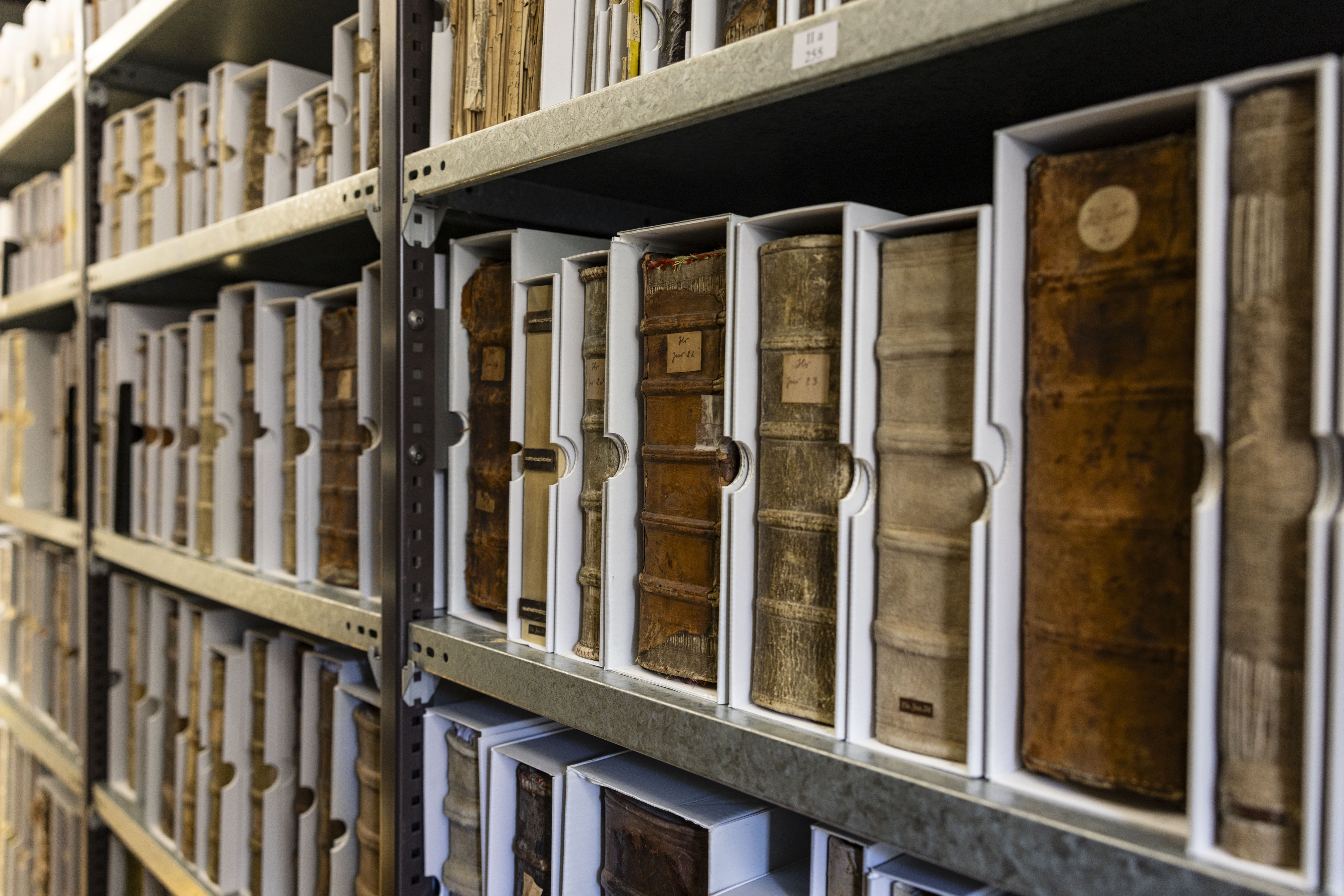 Alte Bücher in Regal im Archiv