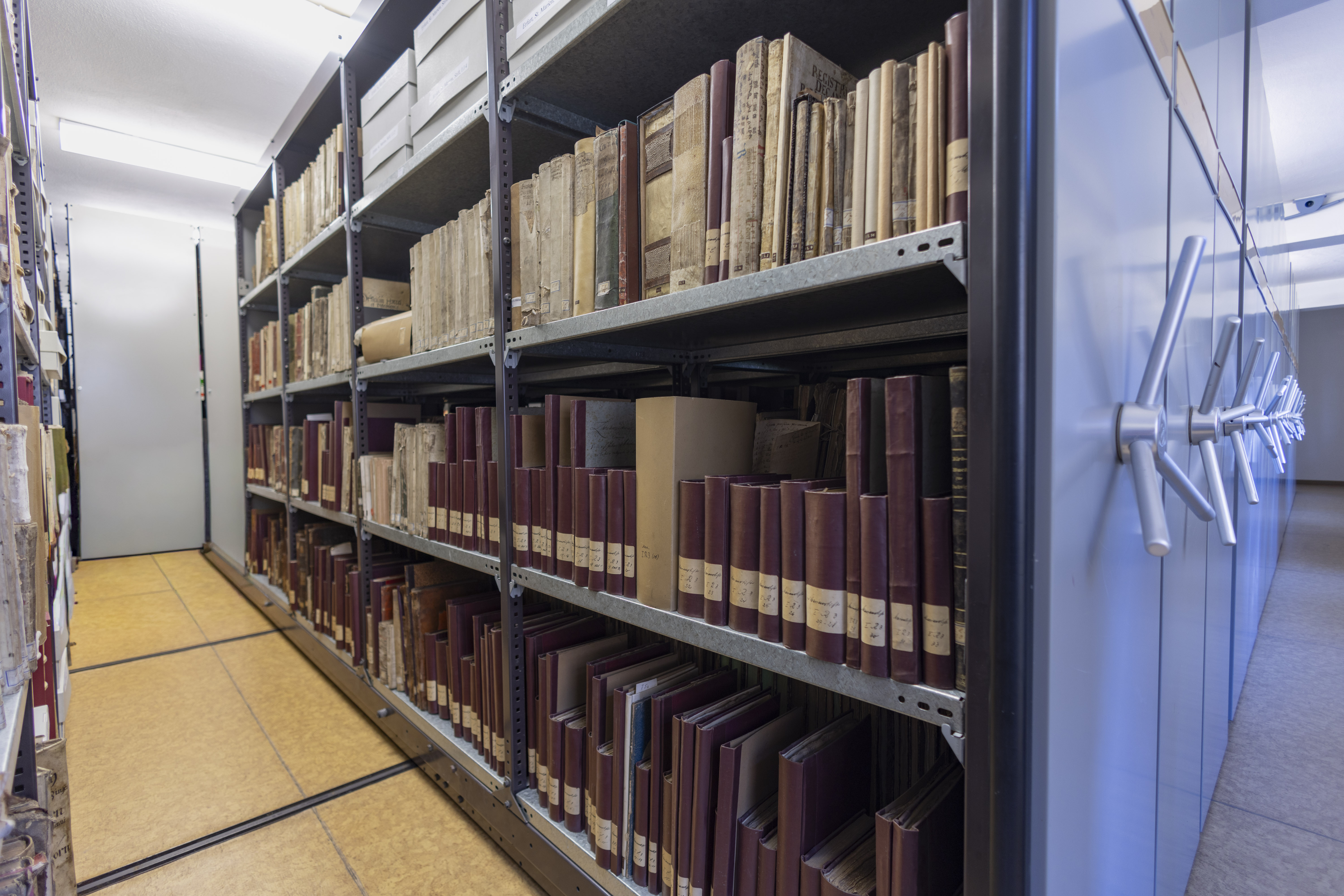 Rollarchiv mit Büchern