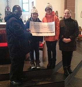 9.000 EURO anBischof aus Uganda überreicht 