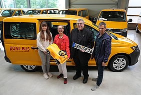 Personen vor einem Kleinbus