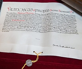 Die päpstliche Ernennungsurkunde für den neuen Bischof von Erfurt