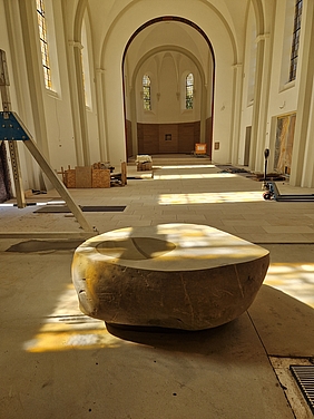 Neuer Taufstein in einer Kirche, in der gebaut wird