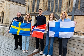 Menschen mit den Flaggen von Schweden, Norwegen und Finnland