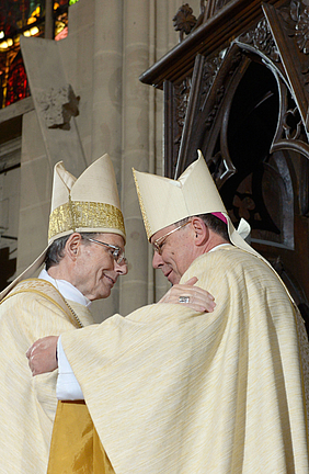Bischof Wanke und Bischof Neymeyr beim Friedensgruß