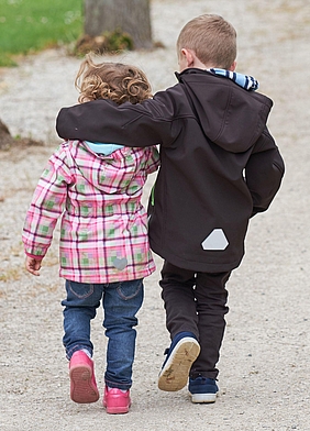Zug der Kinder mit Kisten und Kasten
