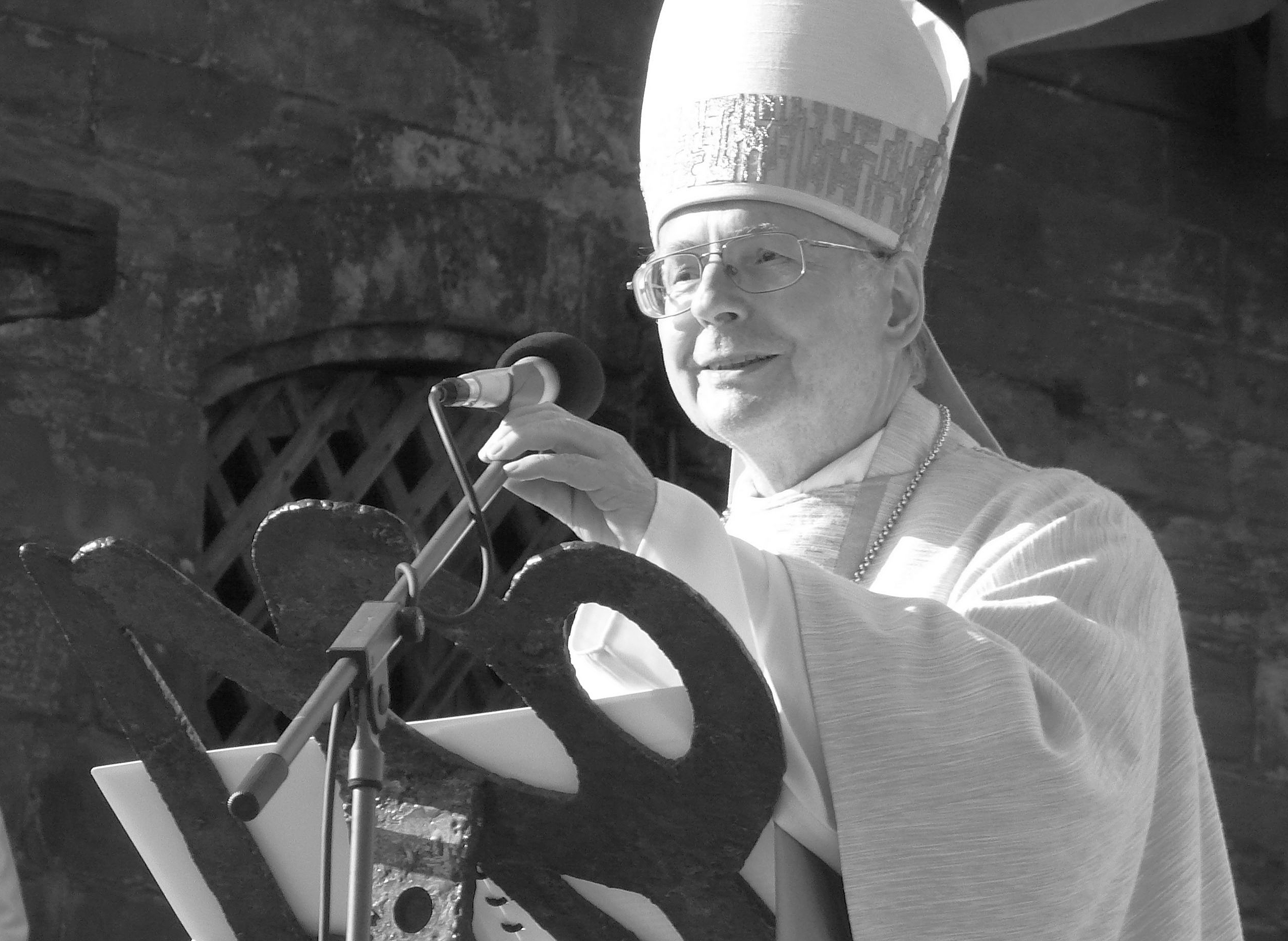 	Bischof Wanke am Ambo mit Mitra