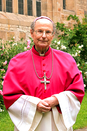 	Bischof Wanke in Ornat mit Brustkreuz