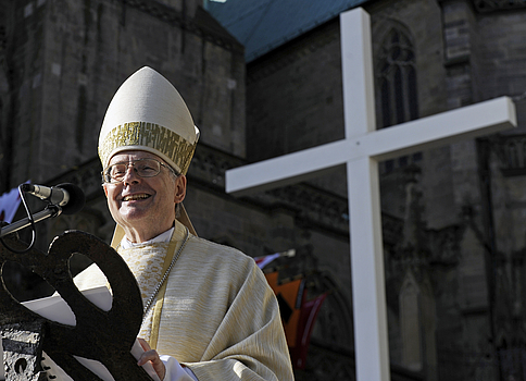 	Bischof Wanke vor großem Kreuz