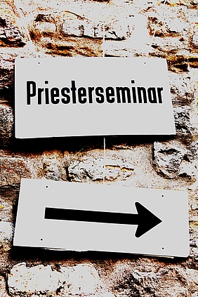 Schild "Priesterseminar" und Pfeil