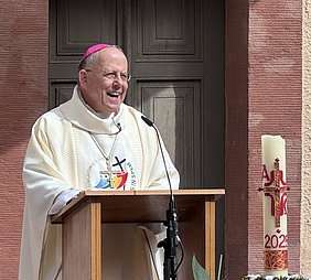 Bischof bei einer Predigt