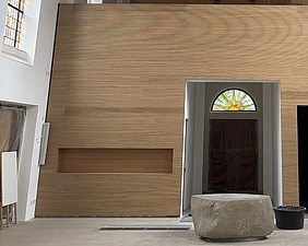 Holzverkleidung für Wand in der Kirche