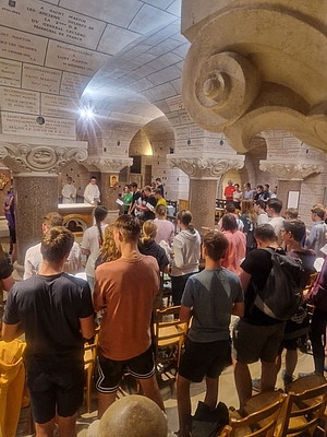 Jugendliche in Kirche
