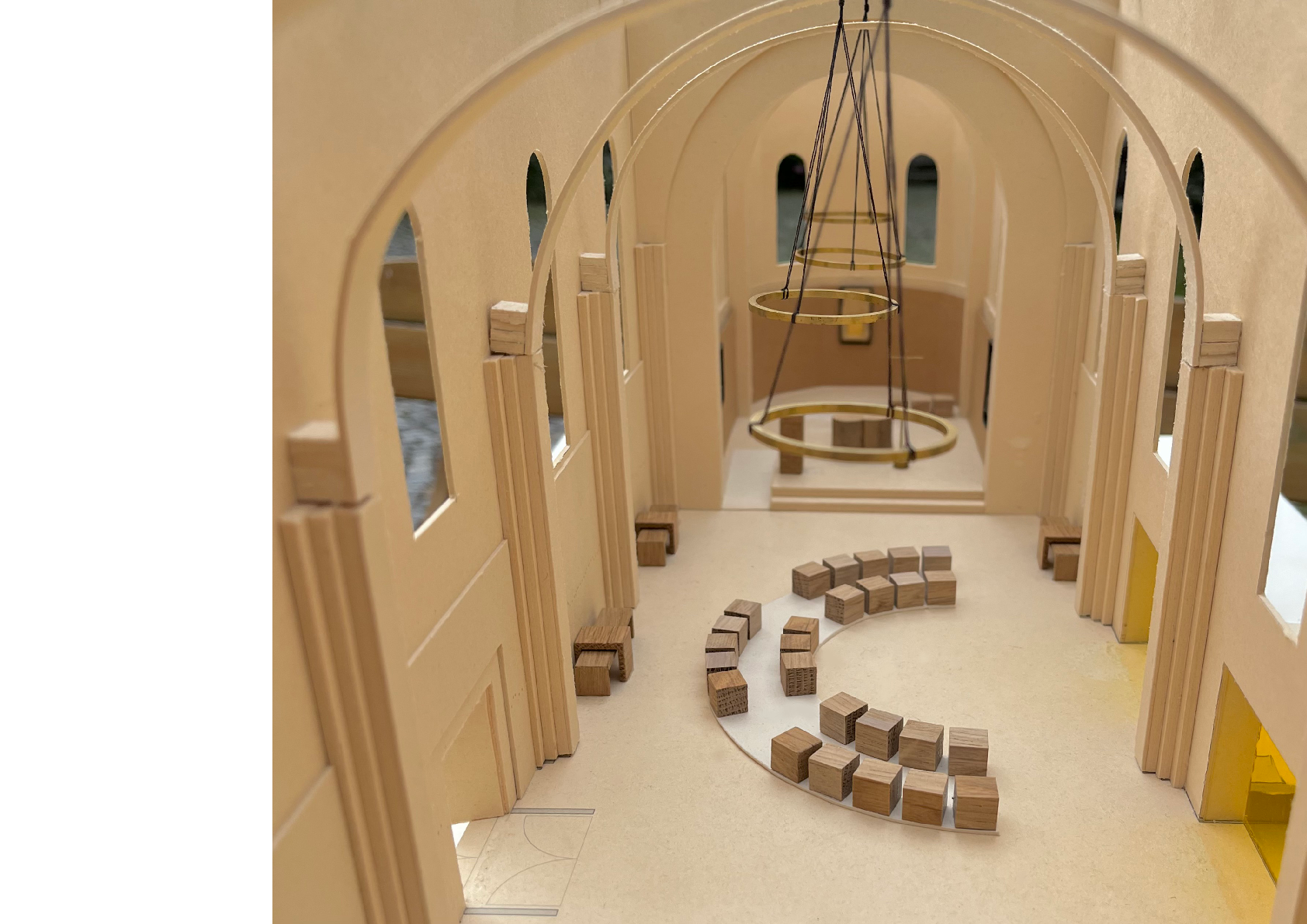 Modell Kirche von oben mit Holzklötzchen als Stühle