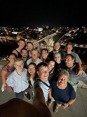 Gruppe von Menschen am Abend