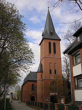 Kirche mit rotem Backstein und hohem Turm