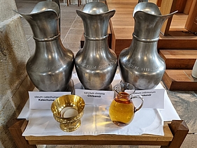 Ölkannen für die heiligen Öle, die zur Spendung der Sakramente Taufe, Firmung und Krankensalbung, Priester- und Bischofsweihe gebraucht werden