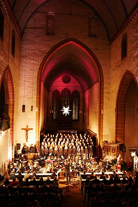 Chor und Orchester in einer Kirche